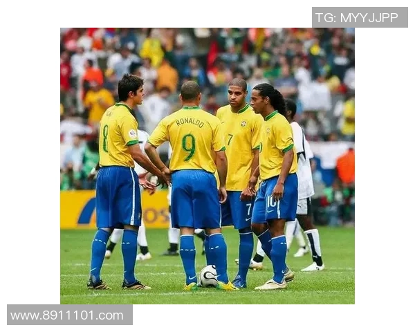 荷兰足球传奇球星的辉煌历程与影响力探讨 荷兰足球传奇球星的辉煌历程与影响力探讨